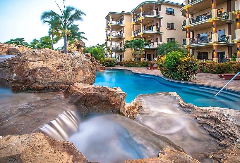 Clarion Suites Roatan - exterior y piscina